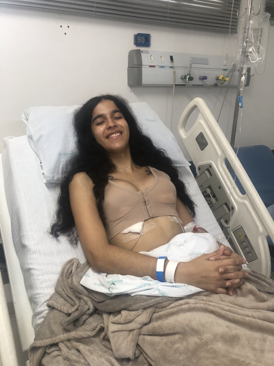 republiqueBRA's tweet image. 🏥 🏳️‍⚧️ Mulher trans de 23 anos compartilha foto após realizar implante de silicone gratuitamente pelo SUS: “VIVA O SUS!”
