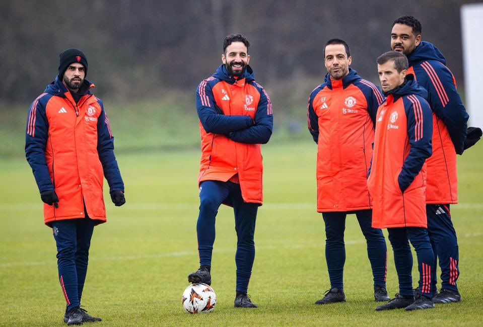 FrankEra_'s tweet image. 🚨🇵🇹 | Manchester United staff at Carrington were taken ABACK today after seeing Ruben Amorim and his coaching staff leaving the training ground laughing and joking.

[@ChrisWheelerDM]