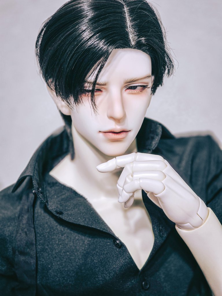 어떻게 폰으로 찍어도 잘생겼지.... 이렇게 큰 남자인형을 책상요정한 적이 없는데 얼굴때문에 계속 두고 보고 있음