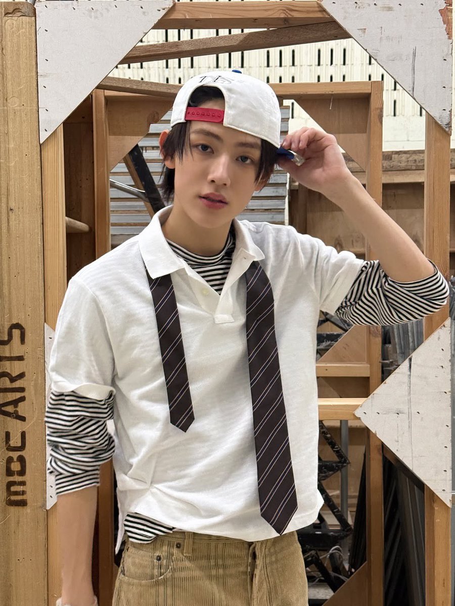 Seonghyexn's tweet image. rules were meant to be broken.⠀
so i mix styles like I mix my tracks.