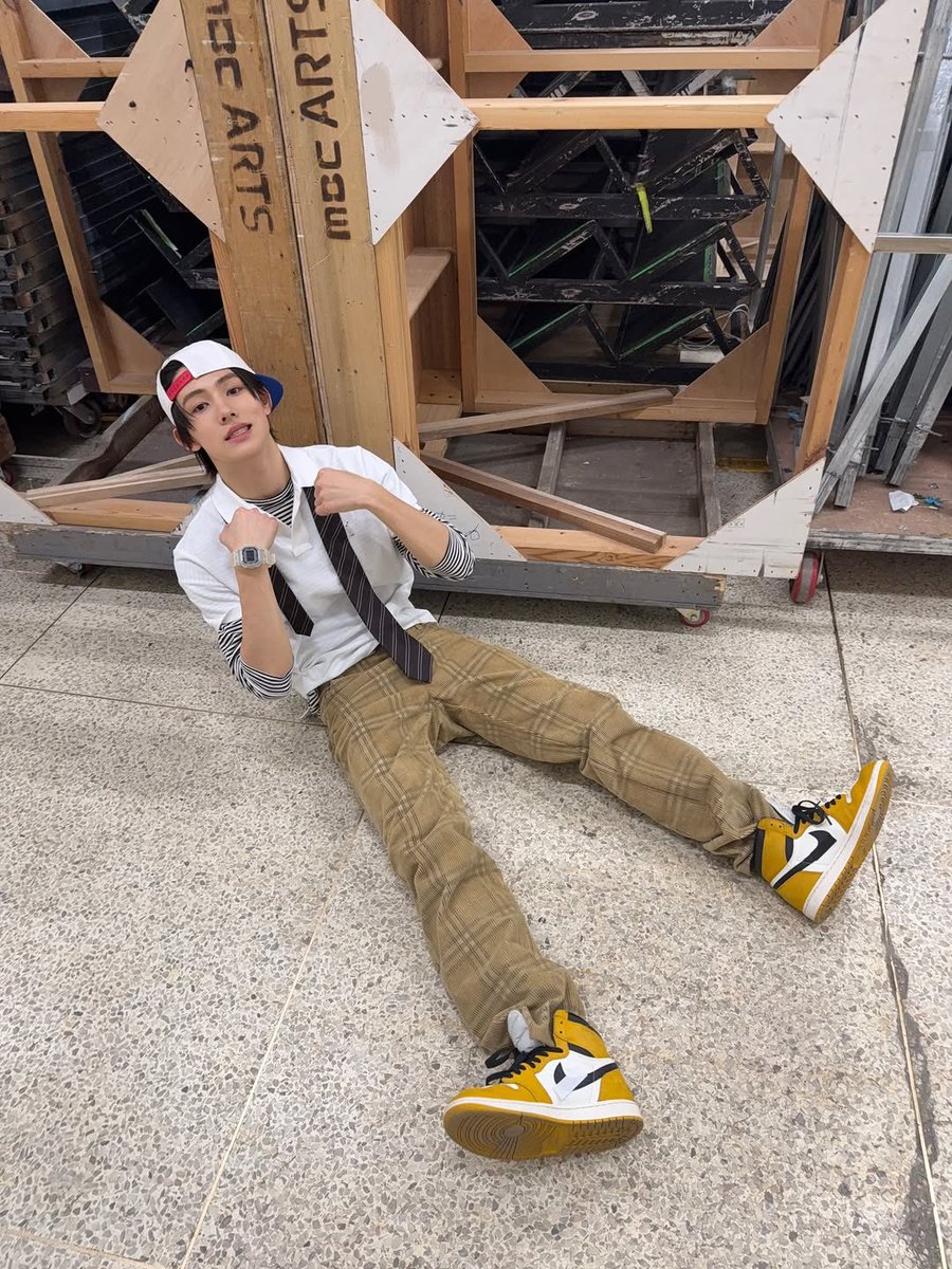 Seonghyexn's tweet image. rules were meant to be broken.⠀
so i mix styles like I mix my tracks.