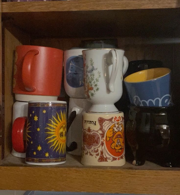 Тот факт что почти все эти кружки от старых владельцев дома