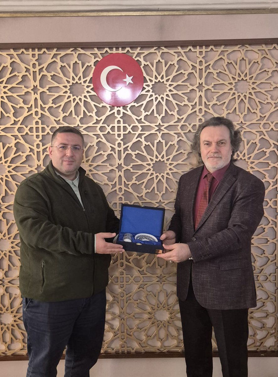 yeetahran's tweet photo. Yunus Emre Enstitüsü Başkan Yardımcısı Prof. Dr. Cahid ŞENEL ve Türkçe Öğretimi Dairesi Başkanı Doç. Dr. Emrah BOYLU, gerçekleştirilen Tahran ziyareti kapsamında, T.C. Tahran Büyükelçisi Sayın Prof. Dr. Hicabi KIRLANGIÇ'ı makamında ziyaret etmişlerdir.

@yeeorgtr 
@TC_TahranBE https://t.co/YrfAAmiMx4