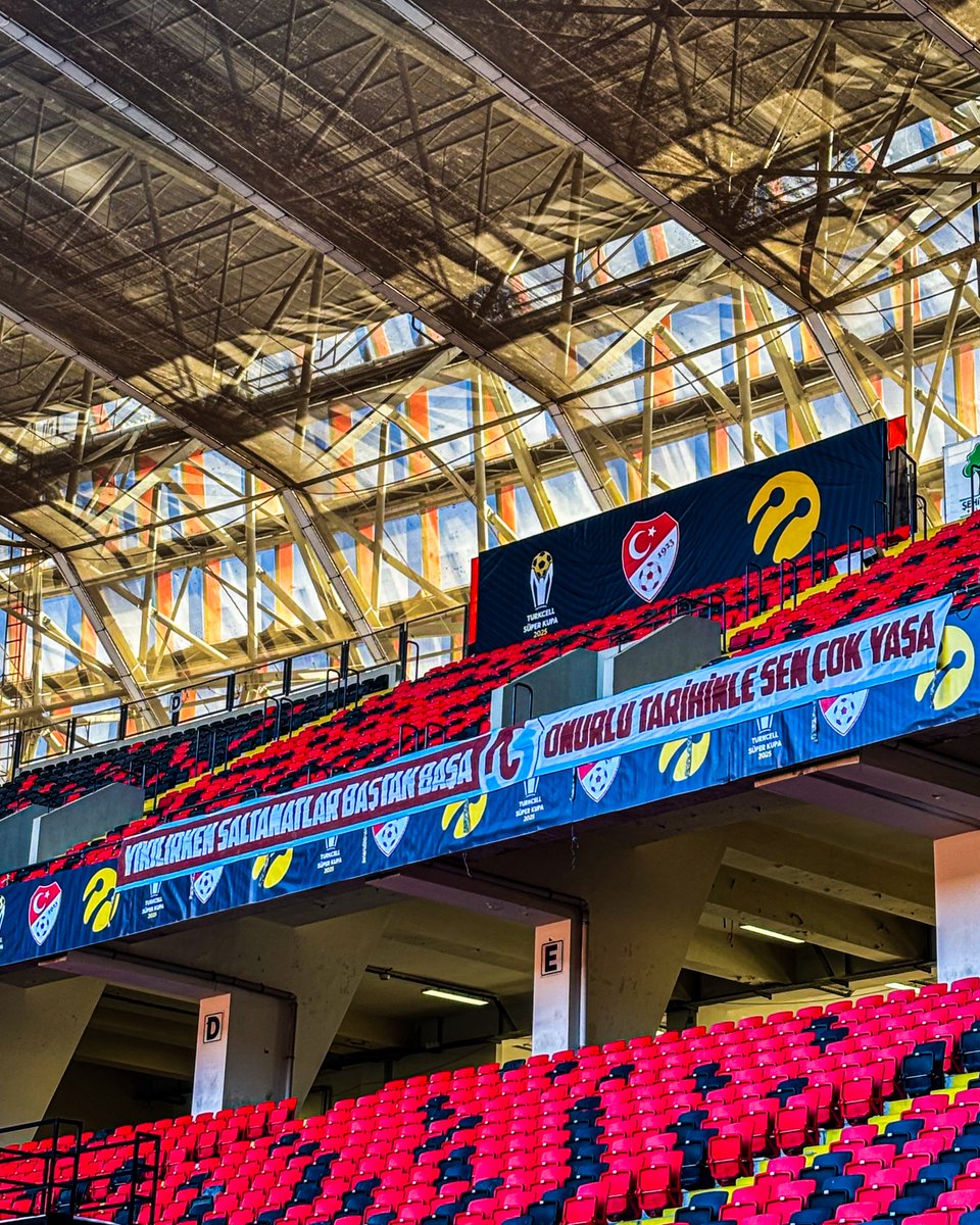 “Yıkılırken saltanatlar baştan başa, onurlu tarihinle sen çok yaşa!”

Pankartımız Gaziantep Stadyumu’nda yerini aldı.

#YolumuzTrabzonspor