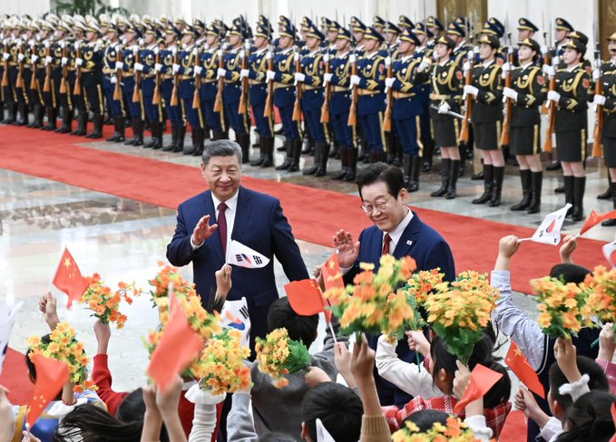 YDunhai's tweet image. Chinese President Xi Jinping held talks with #ROK President Lee Jae Myung.

President Xi pointed out that he and President Lee Jae Myung have met twice and exchanged visits, demonstrating the importance both sides attach to China-ROK relations. The Chinese side has always viewed