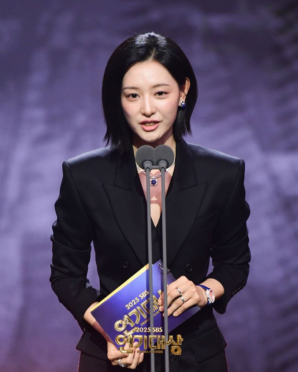 graffychi's tweet image. [NEWS] Did Kim Ji-won Continue Wearing Kim Soo-hyun’s “Wedding Ring” at a Major Event?

The wedding ring that once caused a huge buzz for the Hong–Baek couple has unexpectedly reappeared on Kim Ji-won’s hand.

On the evening of December 31, the 2025 SBS Drama Awards officially…