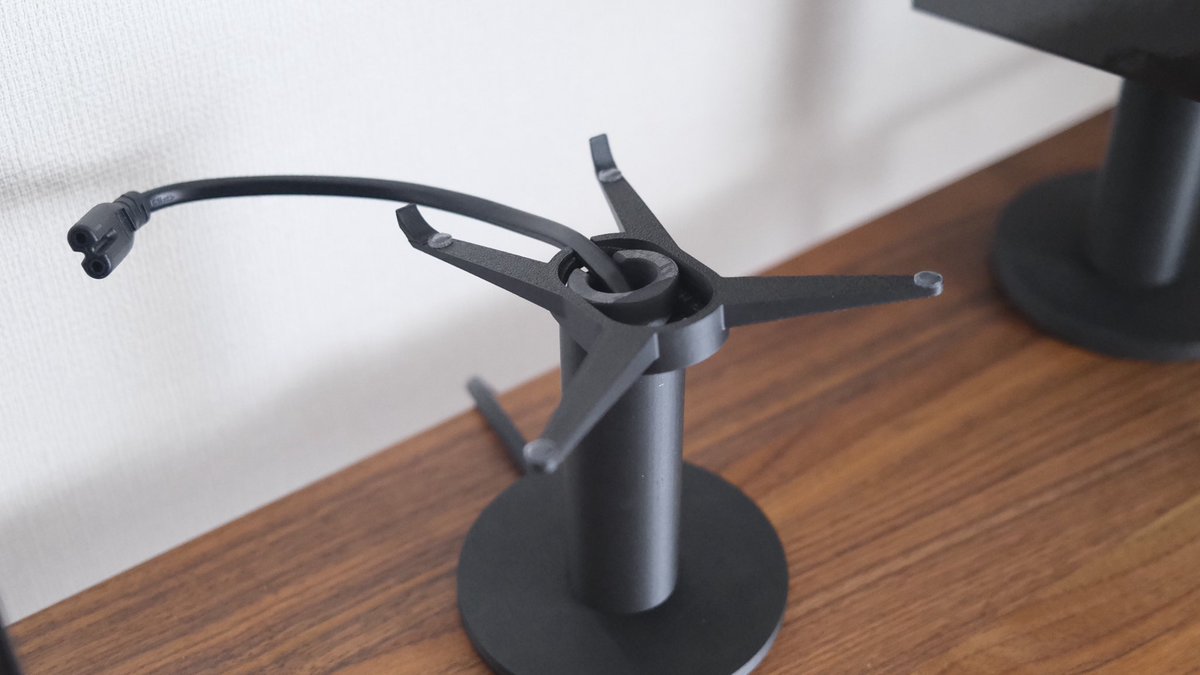 nczat's tweet image. ちなみに線は中を通ってます
#desksetup