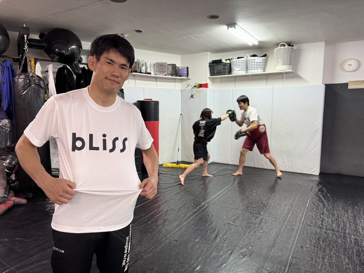 大野さんが代表を務める「BLISS花小金井」のクラファンのリターンで、オリジナルTシャツをいただきました👕
花小金井でキックボクシング、空手を習いたい方はぜひ！
kickboxingbliss.com