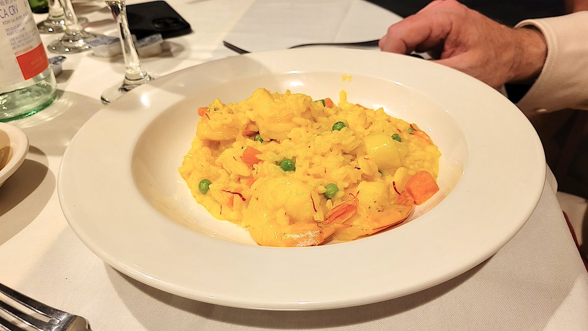 RoadTips's tweet image. Out with a group of people and while a restaurant that emphasizes risotto dishes wouldn't have been my first choice, the seafood risotto with saffron was a big hit at the table, and I loved my chicken parm - The Risotto House in Hasbrough Hts., NJ roadtips.blog/2026/01/05/hou…