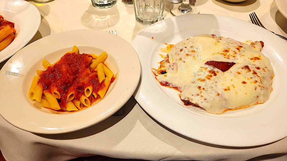 RoadTips's tweet image. Out with a group of people and while a restaurant that emphasizes risotto dishes wouldn't have been my first choice, the seafood risotto with saffron was a big hit at the table, and I loved my chicken parm - The Risotto House in Hasbrough Hts., NJ roadtips.blog/2026/01/05/hou…