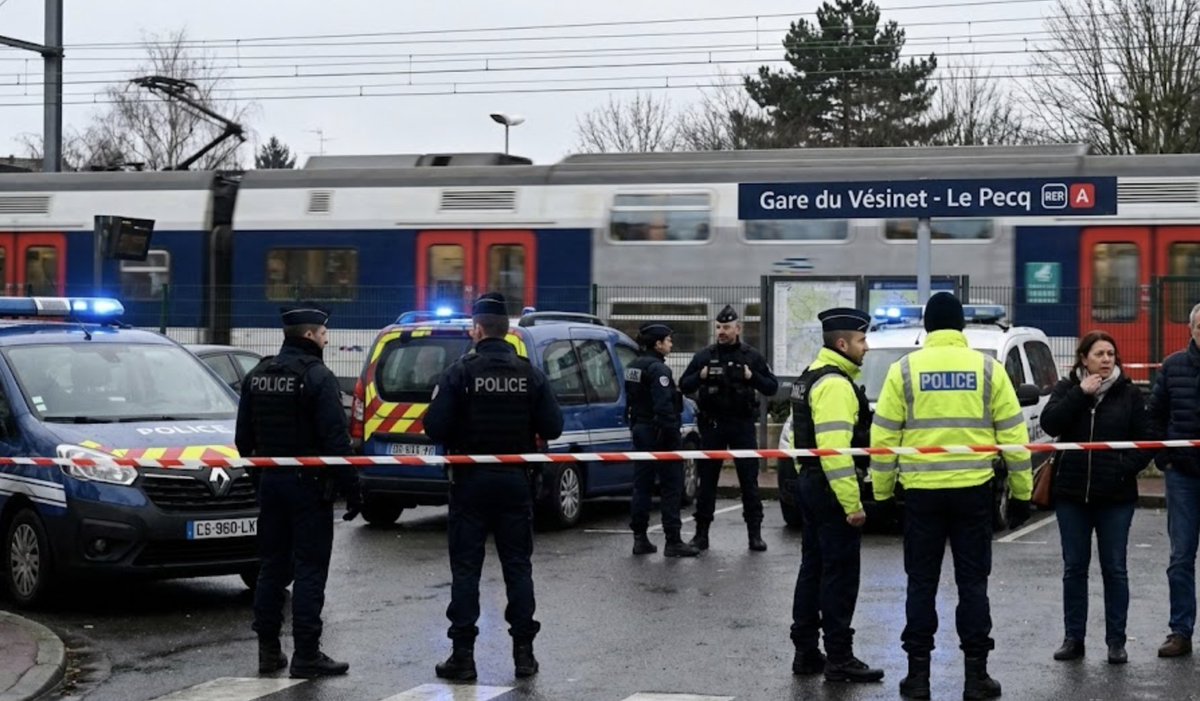🇫🇷 PILNE: Atak nożownika we francuskim pociągu. Sprawca atakował śpiących pasażerów. Trwa obława. 

Poranny horror we francuskim departamencie Yvelines. Podróż podmiejską koleją RER zamieniła się w krwawą scenę, gdy uzbrojony mężczyzna zaatakował pasażerów. Według doniesień "Le
