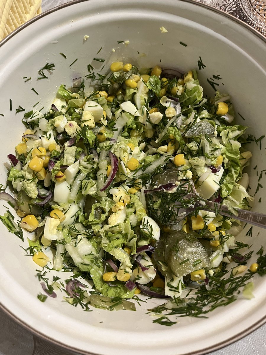 сделал какой то салат из подручных продуктов