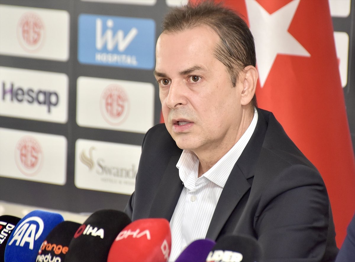 arifcanyildz's tweet image. Antalyaspor Başkanı Rıza Perçin: "Sezon ortasında korkuyla yapılan transferlerin takımları başarıya ulaştırmadığını, aksine küme düşmeye kadar götürdüğünü gördük. 

Veriler de bu yöndeydi. Bu nedenle kendi futbolcu grubumuzu sahiplenmenin, oyuncularımızın kalitesini, özgüvenini…