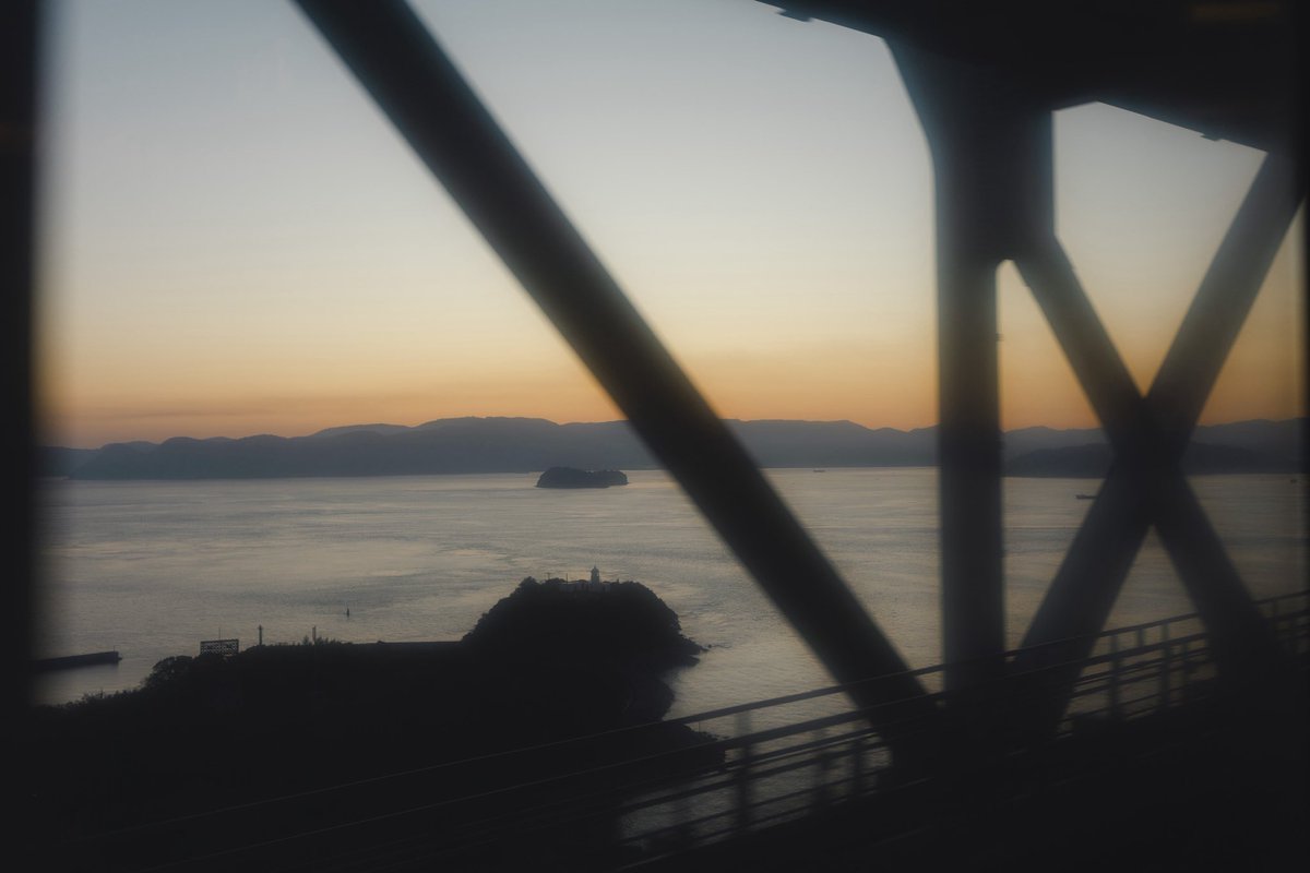 東京を夜に出て起きたらこの車窓、この先もこんな旅情を体験できる選択肢が残ることを願いたい。