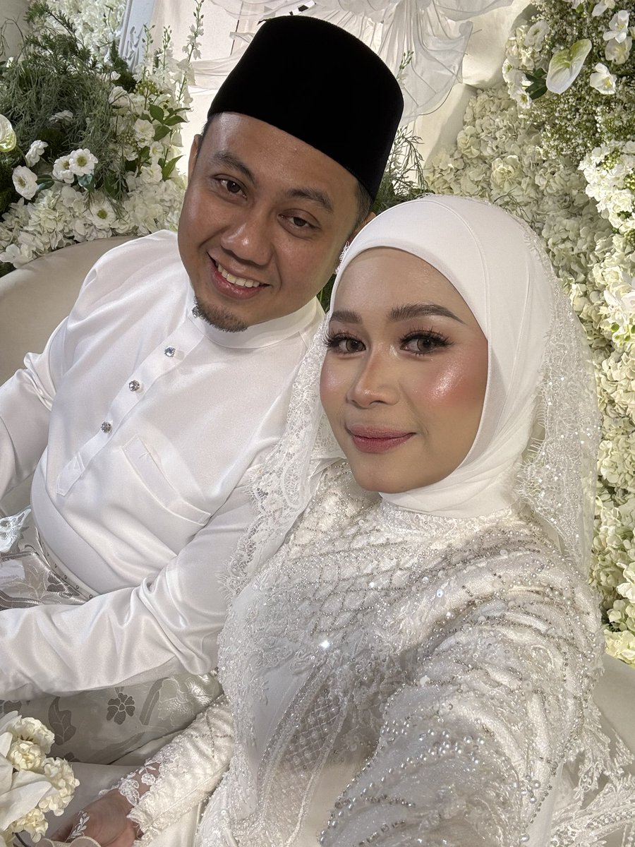 Tahun baru, fasa hidup pun baru.
Alhamdulillah, dengan izin Allah kami telah sah bergelar suami isteri
Terima kasih semua
Thank You
@azzuieenacouture
@afiqmahadhir
<a href="/thelova/">ariev herdianto</a>.co
<a href="/vista/">Vista Cheng</a>.photobooth
@makeupbynadianordin
@bunnyhenna_
<a href="/bellaaszn/">Bellaa</a>
@halim.asmuni
<a href="/iweddingconcept/">iweddingconcept</a>
