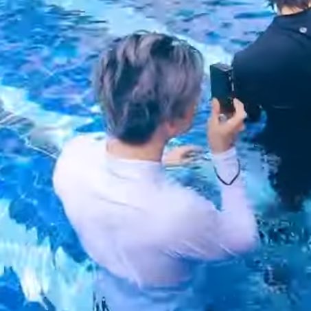 นึกว่าฮีจะเล่นน้ำใดๆกับเพื่อน คือพี่แกมาถ่ายโมเม้นน้องดรีมเก็บไว้เฉยๆเลยอะ ชั้นให้เลย เอากล้องลงน้ำด้วย ㅜㅜ สุดยอดสุดๆ