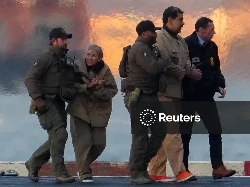 OrlvndoA's tweet image. Foto de Reuters:

Maduro y Cilia Flores siendo trasladados al tribunal de Manhattan.
