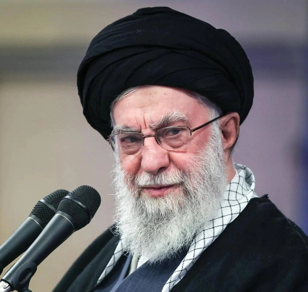 *اللّهُمَّ اجْعَلْ زَعیمَنا في دِرعِکَ الْحَصینَةِ الَّتي تَجعَلُ فیها مَن تُریدُ*
رهبر من حضرت آقا، سید علی خامنه ای است.
#لبيك_يا_خامنه_ای‌