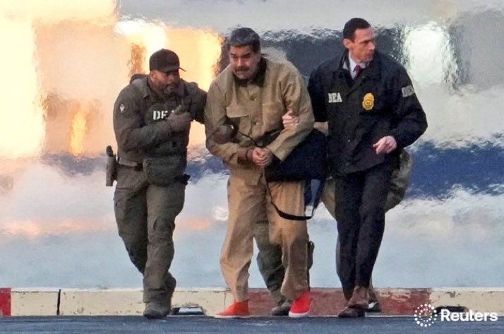 lilianaf523's tweet photo. 🚨🚨🚨IMÁGENES INÉDITAS del momento en que la DEA trasladó en helicóptero a Nicolás Maduro  y a Cilita Flores con sus nuevos trajes, para ser presentados ante los tribunales en la ciudad de Nueva York por diferentes delitos de narcotráfico. https://t.co/L6gVIxdPpM