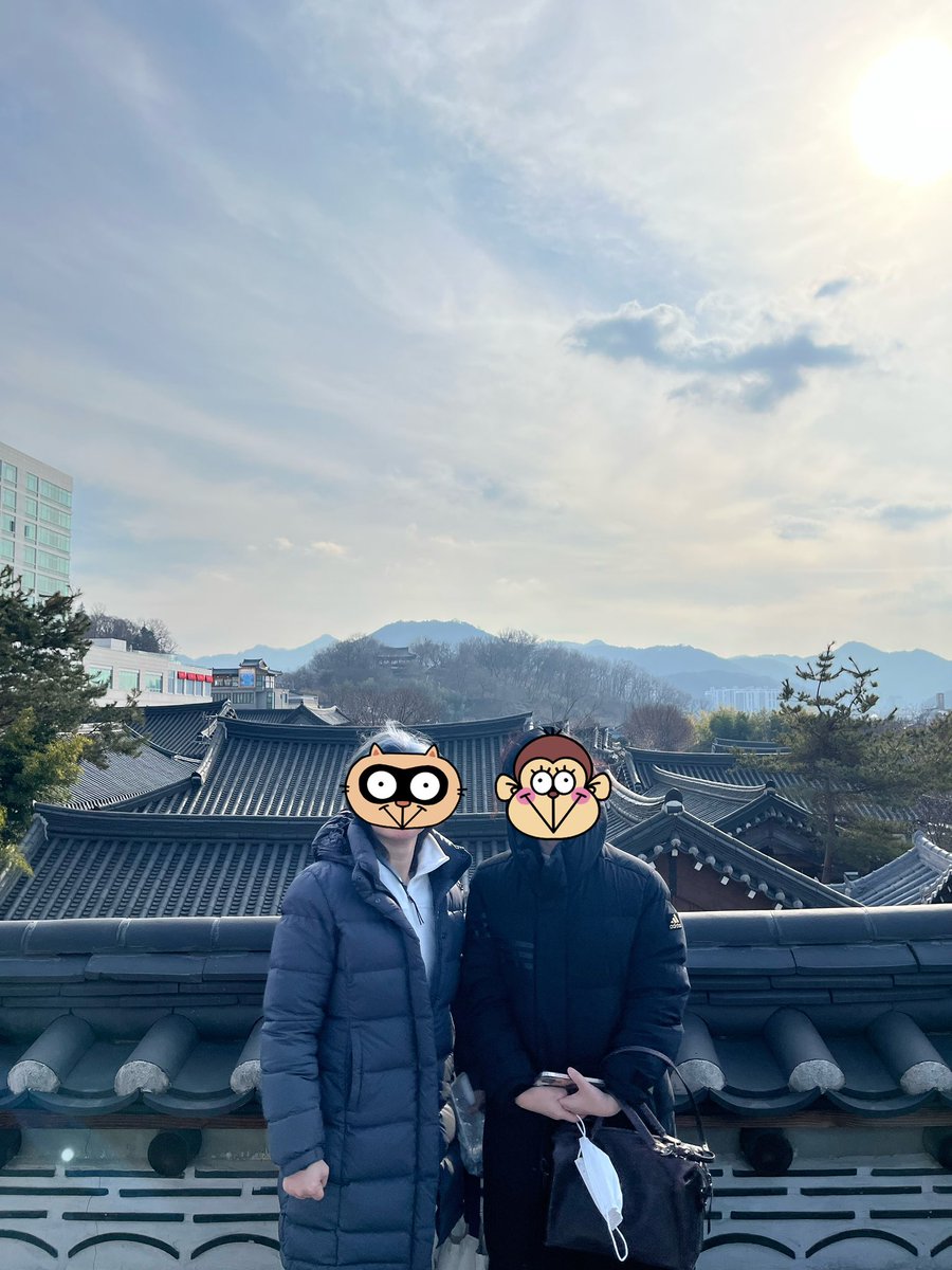 친동생들과 전주에 머무는 중, 여동생이 한옥 마을을 배경으로 찍어준 우리 부부 사진… 아이고, 중년이로세.