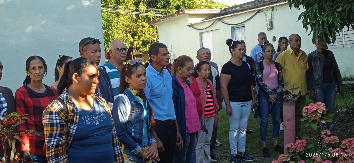 Respaldan los trabajadores de la Dirección General de Educación Pilón en matutino especial la denuncia al atroz ataque a #Venezuela y el asesinato a los escoltas de Nicolás Maduro.
¡Libertad para Maduro y su esposa !
#CubaHonra #EducaciónPilón #MunicipioPilón  #CubaConVenezuela