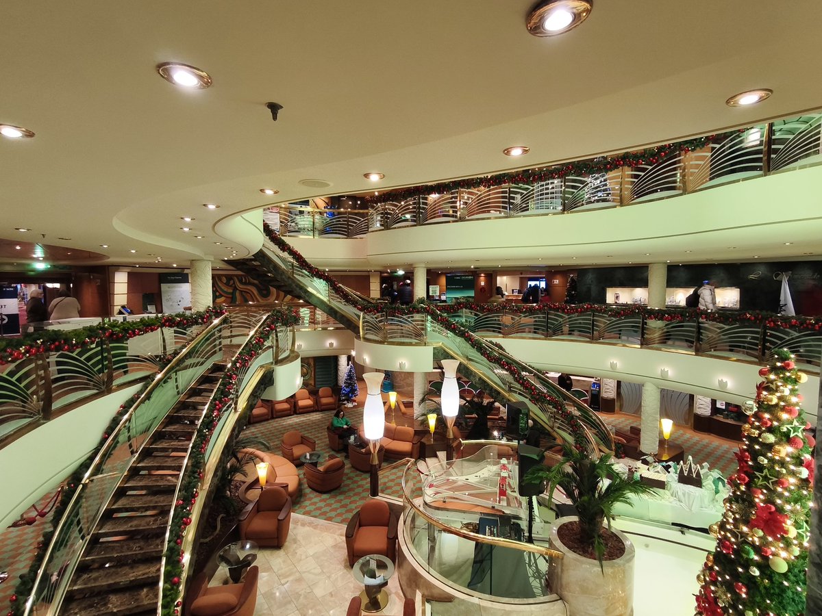 Ein paar Eindrücke von der MSC Poesia, mit welcher ich in den kommenden Tagen reisen werde. Das ist schon eine ganz andere Welt hier xD