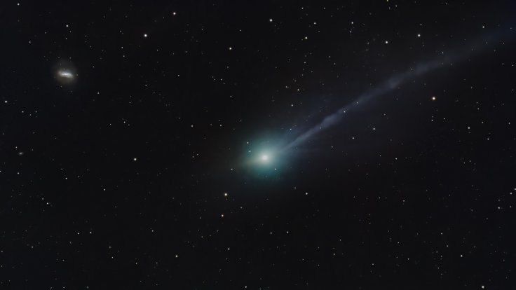 Defence12543's tweet photo. 🚨 ALERT: INTERSTELLAR OBJECT 3I/ATLAS SHOWS WATER LOSS —  ☄️🚨

😱New studies are in on 3I/ATLAS, only the third confirmed interstellar object ever seen entering our solar system — and the picture is becoming clearer.
🔭 What scientists found:
• SOHO data shows heavy water loss after perihelion — classic comet behavior
• Breakthrough Listen used the Green Bank Telescope (1–12 GHz) to search for technosignatures
• Result: no alien signals detected down to the 100 mW level
• All detected radio signals traced to human-made interference
💧 Hydrogen & water activity:
• UV observations detected a hydrogen coma starting Nov 6, 2025
• Water production dropped sharply as the comet moved away from the Sun
• Activity decreased exactly as expected for a natural comet
🧩 What about the “strange structure”?
Some Hubble images showed three inner jets and a sunward anti-tail, raising eyebrows. Even Avi Loeb noted the geometry was interesting — but also said normal gas dynamics could still explain it.
⚠️ Bottom line:
Despite speculation, there is no evidence of artificial origin.
So far, 3I/ATLAS behaves like an ordinary interstellar comet, just one formed around another star.
Still mysterious.
Still rare.
But for now — natural.

#ALERT #3IATLAS #InterstellarComet #NASA #SOHO #BreakthroughListen #NoAlienSignal #SpaceNews 🌌🔭