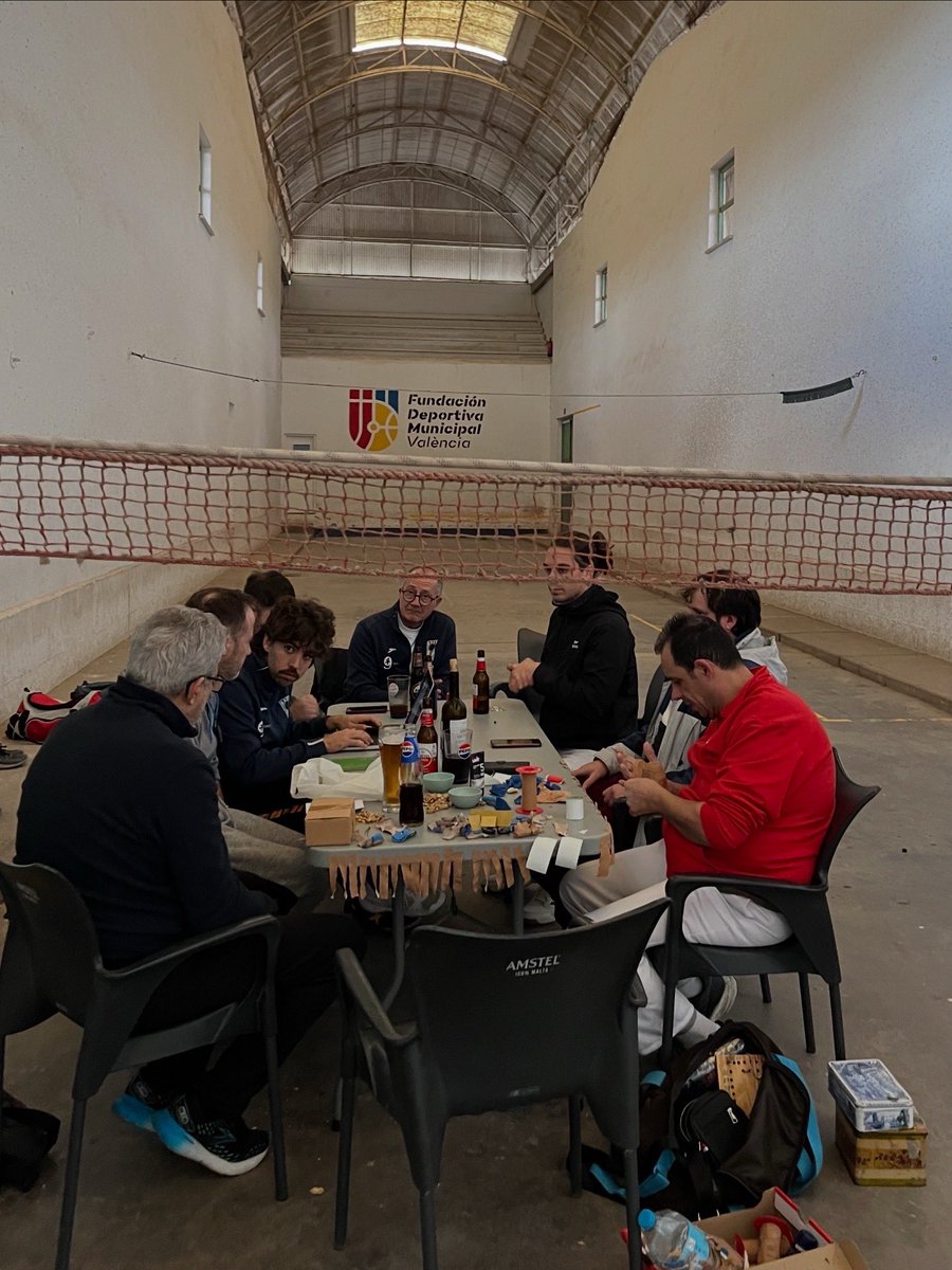 pilotagodella's tweet photo. L’últim del 2025 ✊

Matí complet al trinquet de Borbotó amb assemblea i esmorzar de l’Horta 🐎. Jornada de germanor que culminarem amb una exel·lent partideta entre jugadors de tots els equips del Club⚾️.

Agraïr als treballadors del bar del trinquet el seu bon tracte. 🤝 https://t.co/ADnQFob7qE