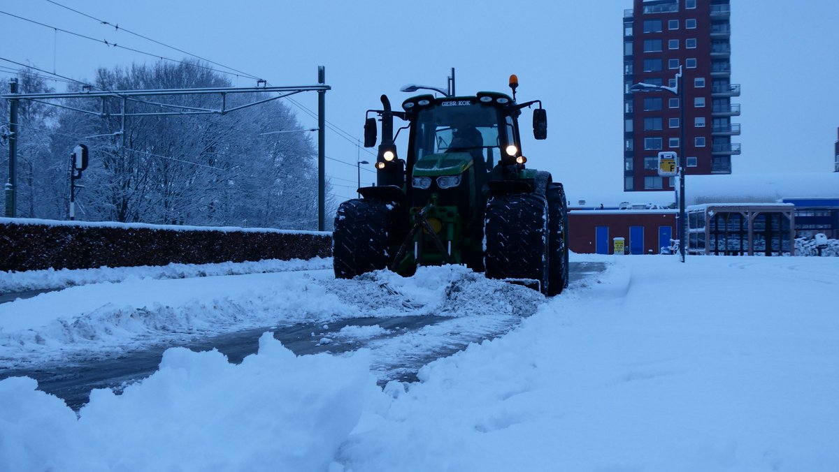 BjT_weer's tweet photo. Goedemiddag
@OmropFryslan @lc_nl @grootheerenveen @weerverteller @janvissersweer @Alpenweerman @MeteovistaBe @jordiweerman @EdAldus @weermanrobert @whoebert @RoosmarijnKnol @RaymondKlaassen
Een dik pak #sneeuw vandaag in @Heerenveen #Friesland #koningwinter #genieten https://t.co/auY5eDHphp