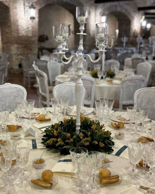 ParcoChiaram's tweet photo. Una tavola pronta ad accogliere storie, brindisi e nuovi inizi. A un anno da celebrare! 📷 https://t.co/gaZct6eez7