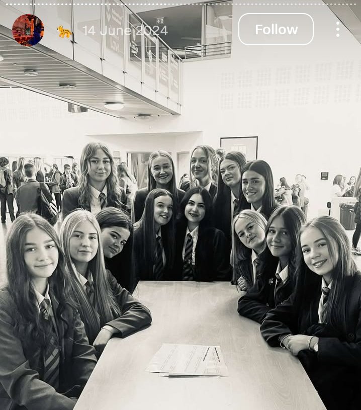 kya_butterfly_h's tweet image. Kartik Aryan's girlfriend is in school😭😭😭😭😭