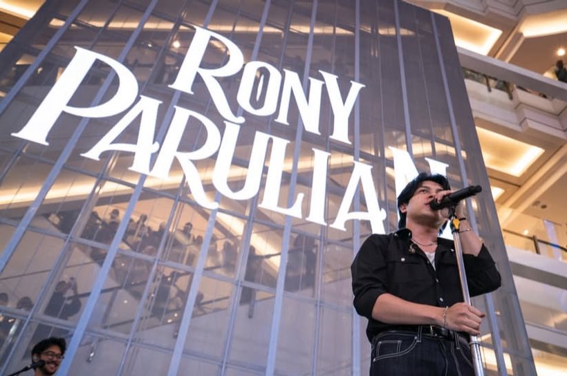 “..jatuh cinta memang manis.. apalagi ada kamu disini..” <3