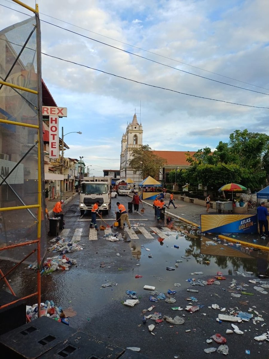 Finalizados los culecos de Año Nuevo, donde el pueblo recibió el nuevo año con entusiasmo, alegría y diversión, la Alcaldía de Chitré dio paso de inmediato al operativo de limpieza, cumpliendo con el compromiso de mantener los espacios públicos en orden. Feliz año 2026 🎉