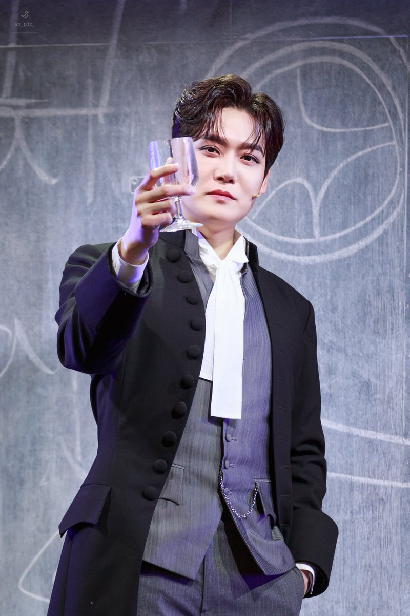 so_pic_'s tweet photo. 260104 18:00
뮤지컬 <프라테르니테> 
피처링데이 전관 무대인사

빅토르 役 - 양지원 배우님

🍷🍷 https://t.co/m5xejIrbQf