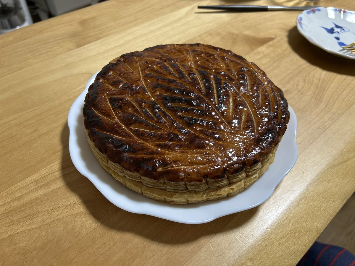 _ynk's tweet image. 今年のガレットデロワを食べ終えた 2年連続で王様になったパートナーが「ずっとそばにいなさ〜い！」って言ってて それがすごく嬉しかった