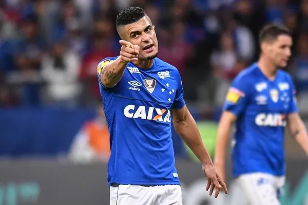 NewsRaposa's tweet image. Na imagem, um lateral que conquistou no Cruzeiro:

Dois Brasileiros e uma copa do Brasil 🏆

E aqui nos tratamos como normalzão quase bagre

O lateral esquerdo do rival que foi embora:

Um brasileiro e uma copa do Brasil 

“Maior lateral da nossa história😭”