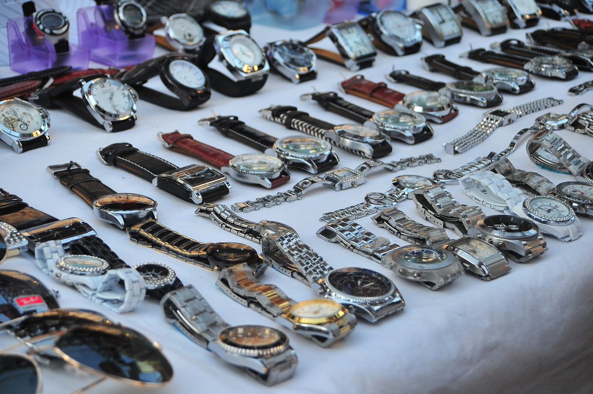 Sokak tezgahında gerçek bir Rolex, ucuz bir fiyata satılsa kaç kişi onun gerçek bir Rolex olduğunu anlar?

İki mimar arkadaşım vardı;
Birisi evden çalışan mütevazı ama çok yetenekli birisiydi. Esasında mimarlık felsefesi üzerine yazılar yazmaya odaklandığı için denk gelen