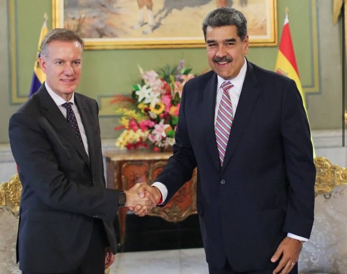 Me cuentan fuentes de buena tinta que la embajada de España en Venezuela ha sido uno de los centros de operaciones de Zapatero y sus secuaces para hacer negocios millonarios y guardar dinero. Se llama Álvaro Albacete y conviene que se le investigue.