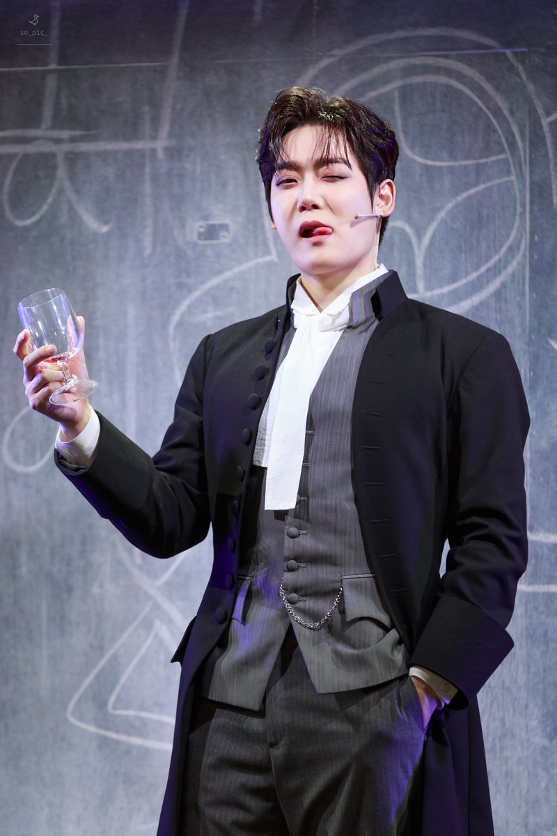 so_pic_'s tweet photo. 260104 18:00
뮤지컬 <프라테르니테> 
피처링데이 전관 무대인사

빅토르 役 - 양지원 배우님

🍷😋 https://t.co/bZmtzOyAPm