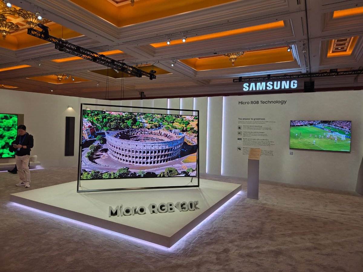 Mobileyrevs's tweet photo. سامسونج في CES 2026 خلت البيت بيفكر مكانك. التليفزيون بيحلل الماتشات ويبعت وصفات الأكل للفرن، والتلاجة بتقولك تطبخ إيه حسب اللي موجود فيها وبتابع صحتك.
ذكاء اصطناعي بيخدمك بجد، وده اللي كسبهم جائزة الابتكار السنة دي.
#Samsung #CES2026 https://t.co/9nyZJso5lt