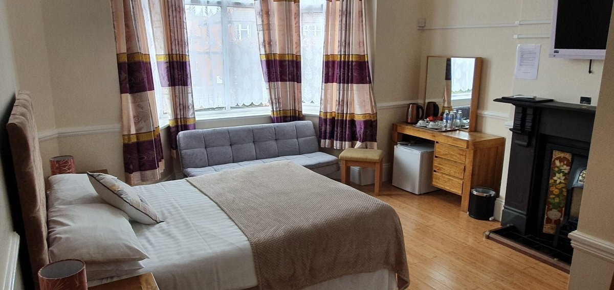 TheBBDirectory's tweet photo. Stay @ Emerald Residence in York.

There are options for all, single travellers, couples, friends and families too.

https://t.co/BeI8kwLD5p

#EmeraldResidence #YorkStay #FreeParking #CityBreak #Getaway #FamilyFriendly #EverythingYouNeed #York #BnB #Holiday https://t.co/ahAZpnsREL