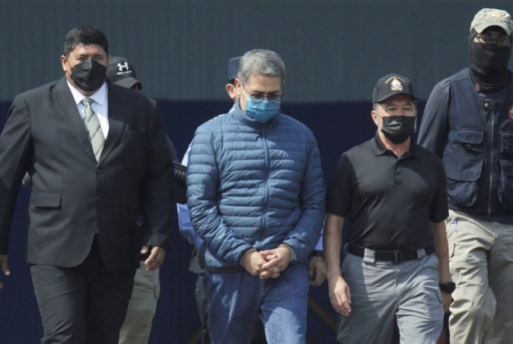 sam_quo's tweet photo. La « légitime défense » contre le narcotrafic ?
Trump a gracié tout récemment Juan Orlando Hernández, président allié condamné à 45 ans pour narcotrafic.
Donc le problème n’est pas la drogue, mais qui obéit à Washington.
Alors une réaction 🤓🥱🤣🤣🤣
https://t.co/LIusKoEHKR https://t.co/6JQ15v9Jpy