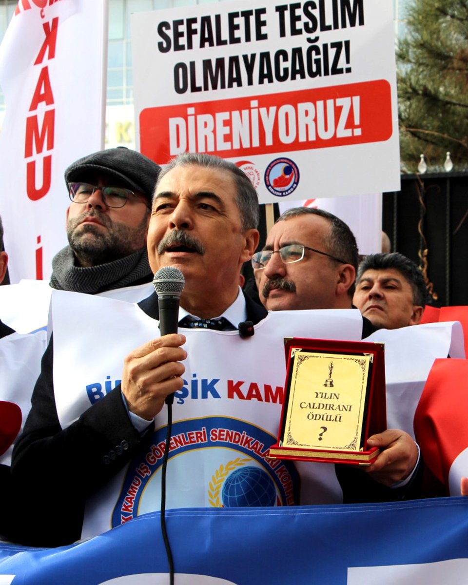 Konfederasyonumuz Birleşik Kamu-İş ve bağlı sendikalarla birlikte, gerçeği yansıtmayan verilerle emekçi ve emeklilerin maaşlarını gasp eden TÜİK’i protesto ettik ve “Yılın Emek Hırsızı Ödülü”nü TÜİK’e verdik.

Ayrıca, bu haksız uygulamaların hangi iradenin talimatıyla