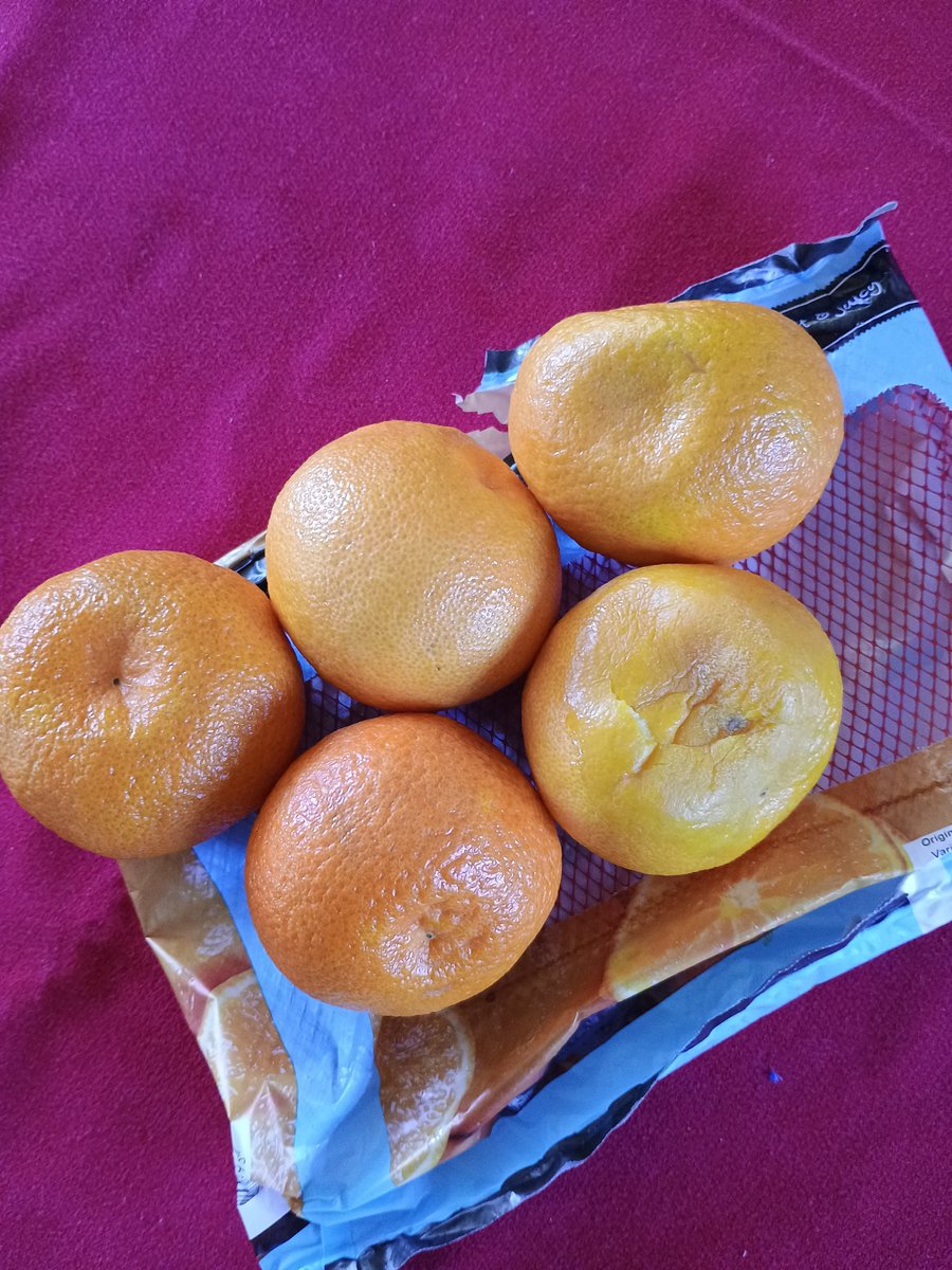 Today's easy peelers from <a href="/LidlGB/">@LidlGB</a> . One very mushy, one quite mushy, too far from store to take them back, very disappointed