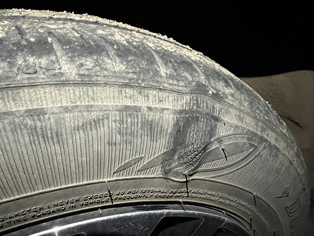 Players__First's tweet image. 大会から帰ってきて、明日埼玉に行く予定だからガソリン入れて空気圧見ておこうと思ったら右リアタイヤにピンチカットが
気づかないでそのまま高速乗ったらバーストしてたかも
明日が命日にならなくて良かった
こまめにチェックは大事