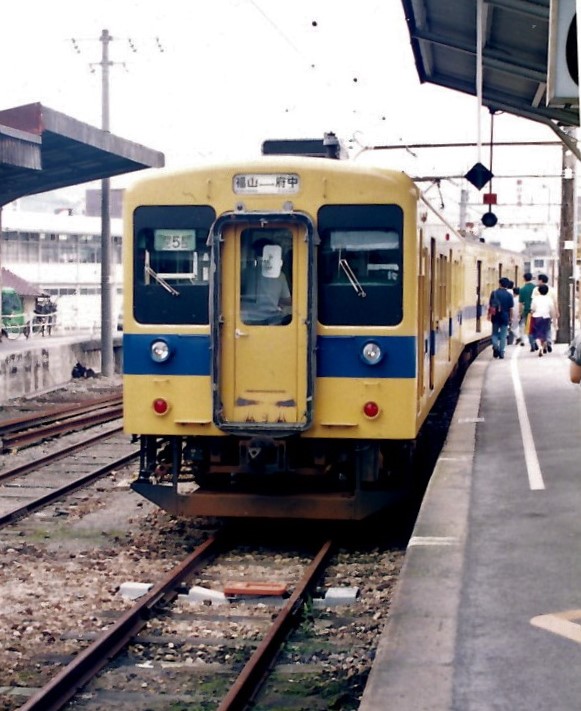 前面に貫通扉がある形式を挙げる 本日は1月5日ですので105系電車を・・。😳