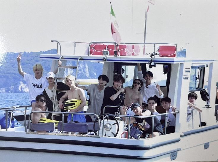 lovrehani's tweet image. my favorite seventeen nana tour photos ❤️‍🩹