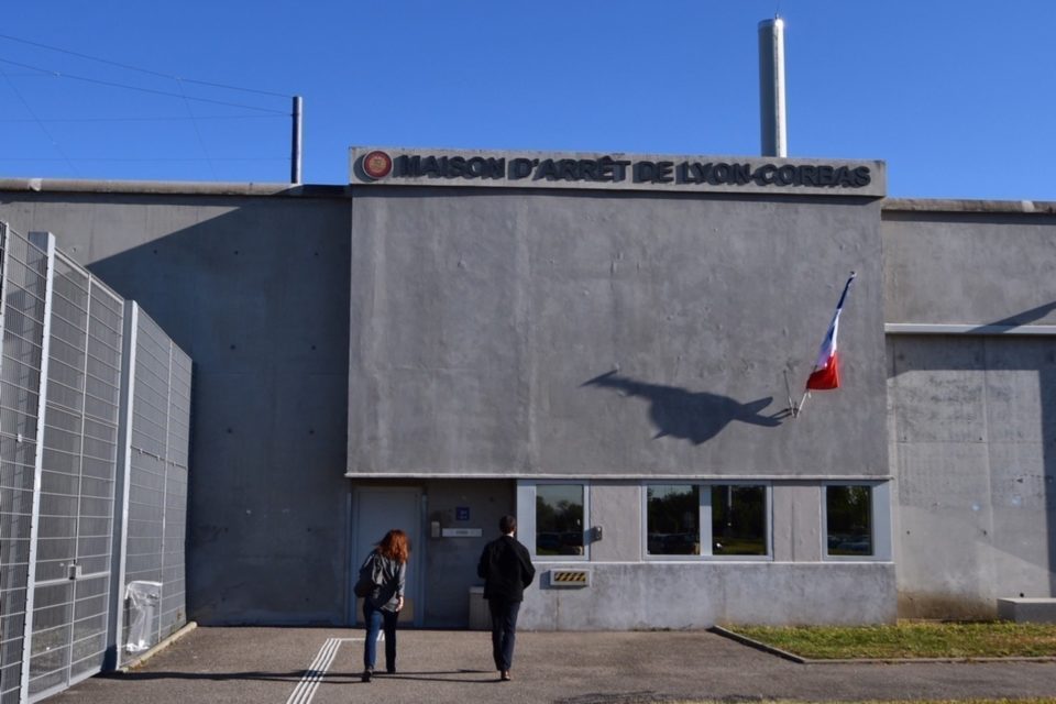 🇫🇷  Un détenu se plaint d'avoir subit le vol de près d’un million de dollars en Bitcoin au cours de sa détention provisoire à la maison d’arrêt de Corbas en 2022.

Selon lui, le vol aurait été commis après la saisie de son téléphone, le 1er  janvier 2022, en cellule, par