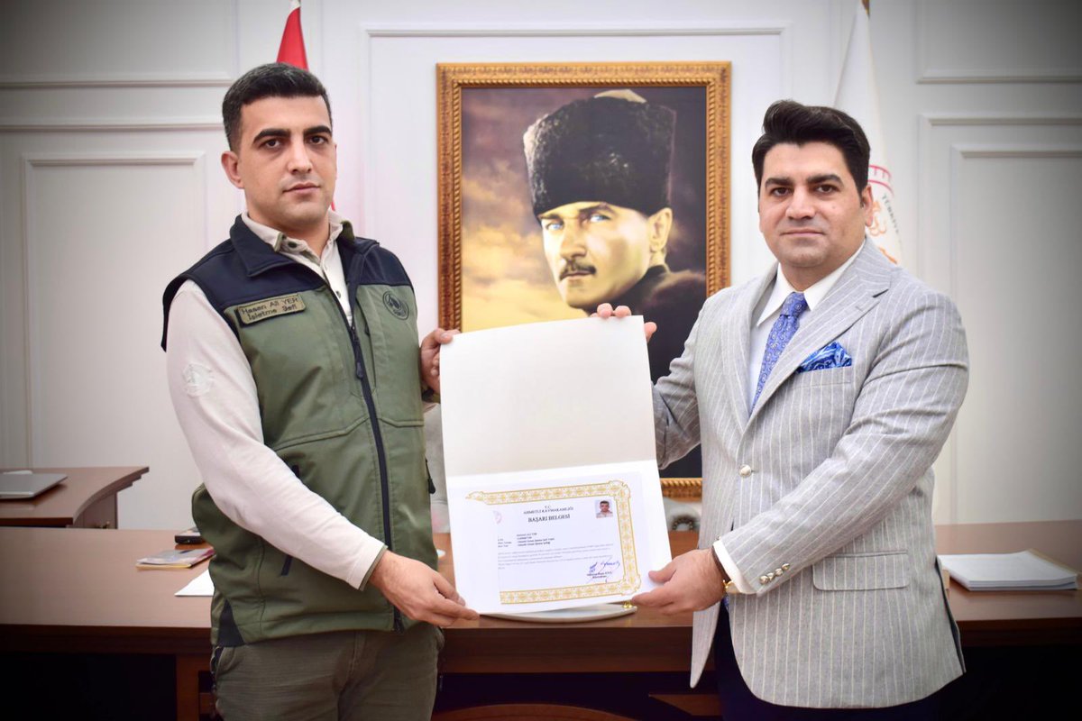 Kaymakamımız Sayın Mehmet Kaan KİNİ,ilçemizde meydana gelen orman yangını sonrasında 6 ayda 50.000’i aşkın fidanın Ahmetli’mizde toprakla buluşturulmasına sunduğu katkı ve özverili çalışmaları dolayısıyla Ahmetli Orman İşletme Şefi Hasan Ali YER’i Başarı Belgesi ile taltif etti🇹🇷