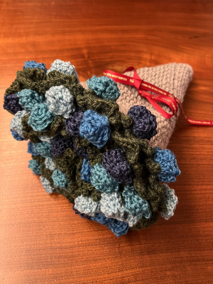 ちまちま編んでたブーケブランケットがやっと終わった！！直径80cm大変よく編みました🧶